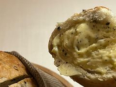 餐前面包配黑松露黄油-福楼法餐厅FLO