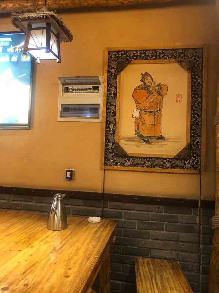 酒香居店小二-"在菜艺街上,店面不大,里面座位都是长凳,.