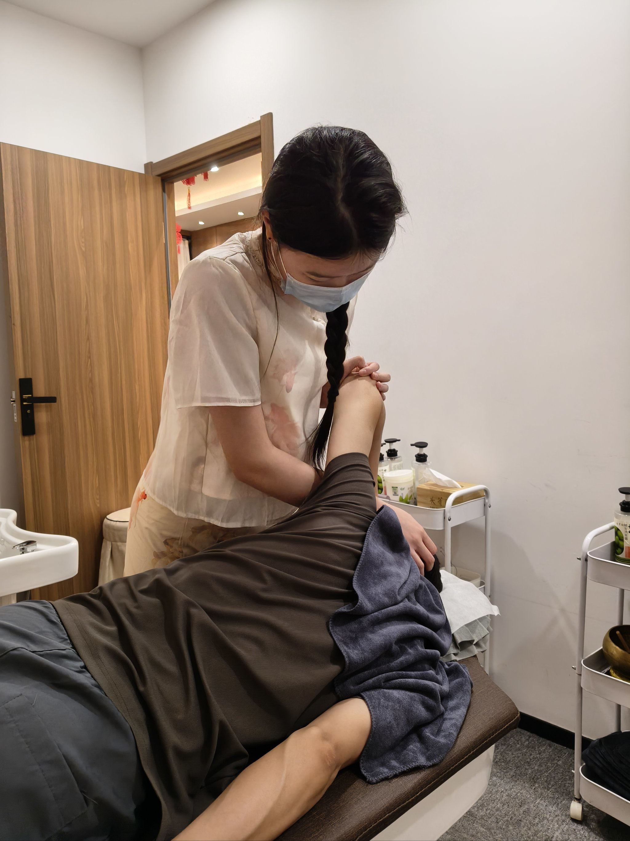 Bấm huyệt thư giãn cơ trong vật lý trị liệu cổ vai gáy