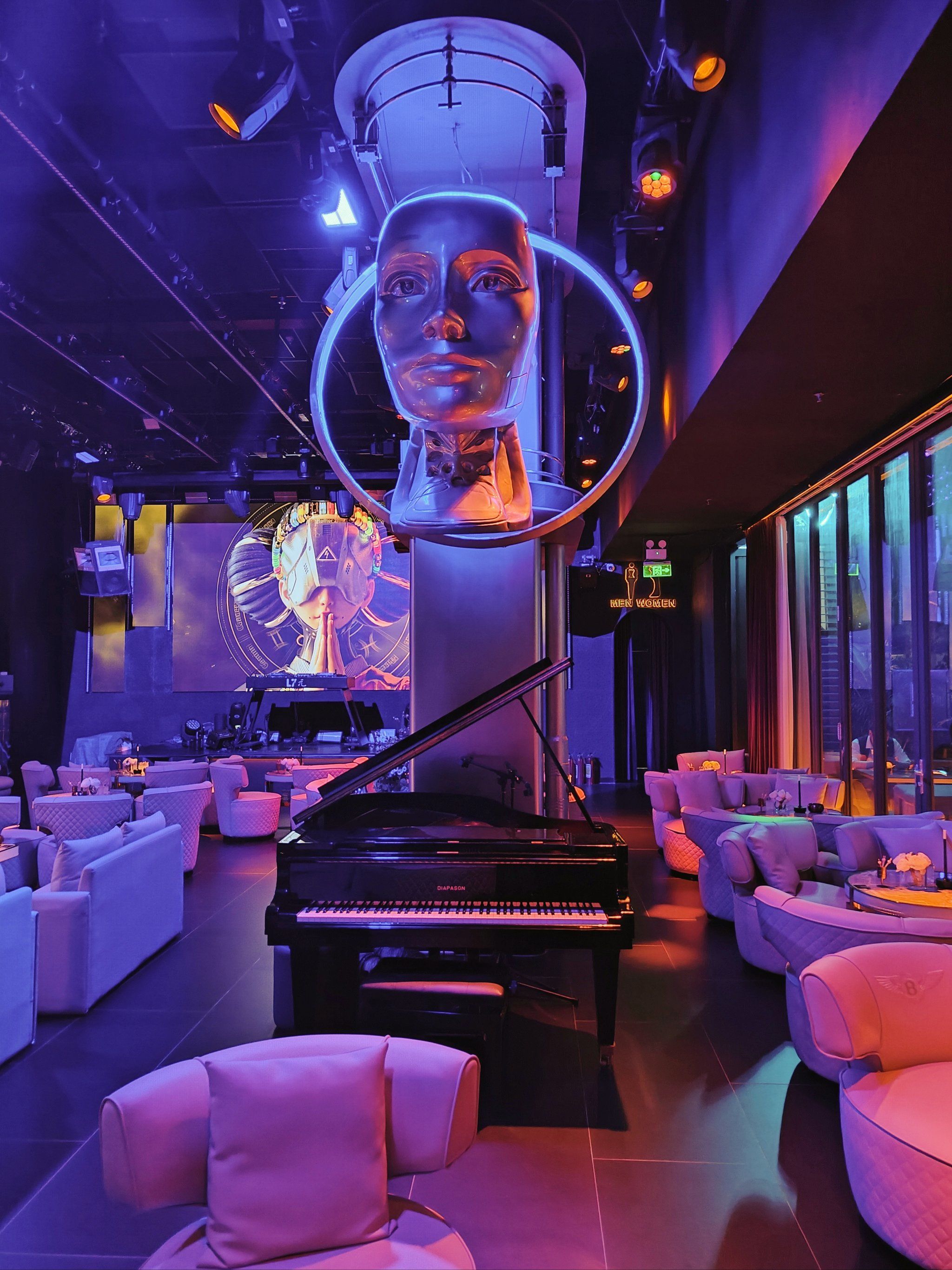 乡下人进城,就想问深圳酒吧都整这么酷的吗?