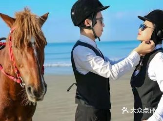 今天的婚纱拍摄终于圆满结束了,认真又负责的摄影师小哥