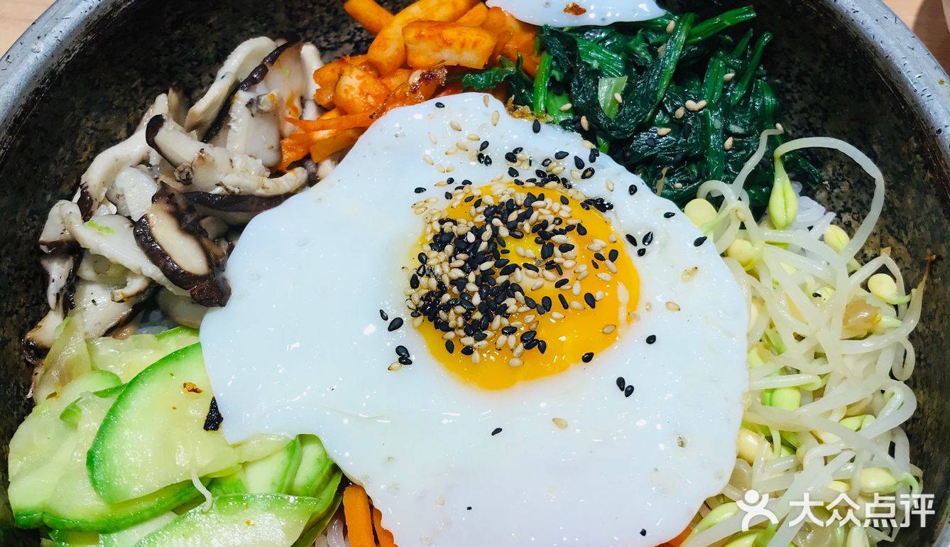 招牌的石锅拌饭配菜很丰富