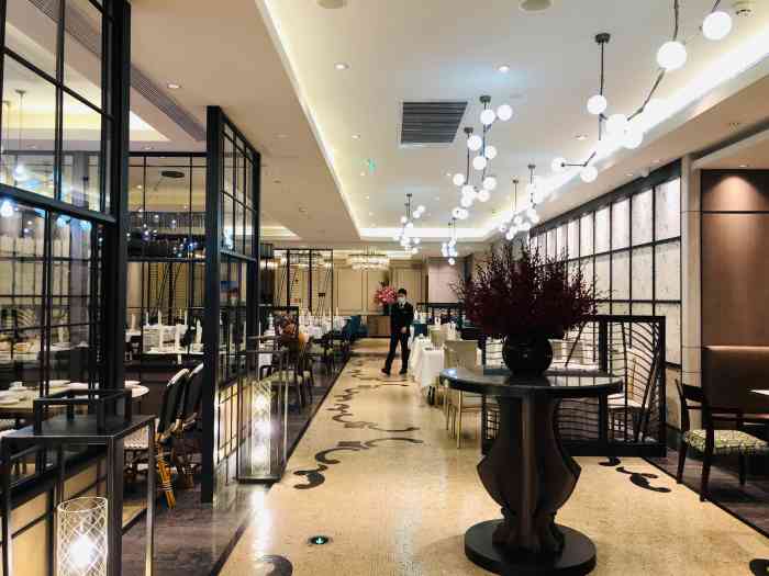 八月翠园(天环广场店)-"看似高级餐厅,首先两个人只给一份菜单差评.