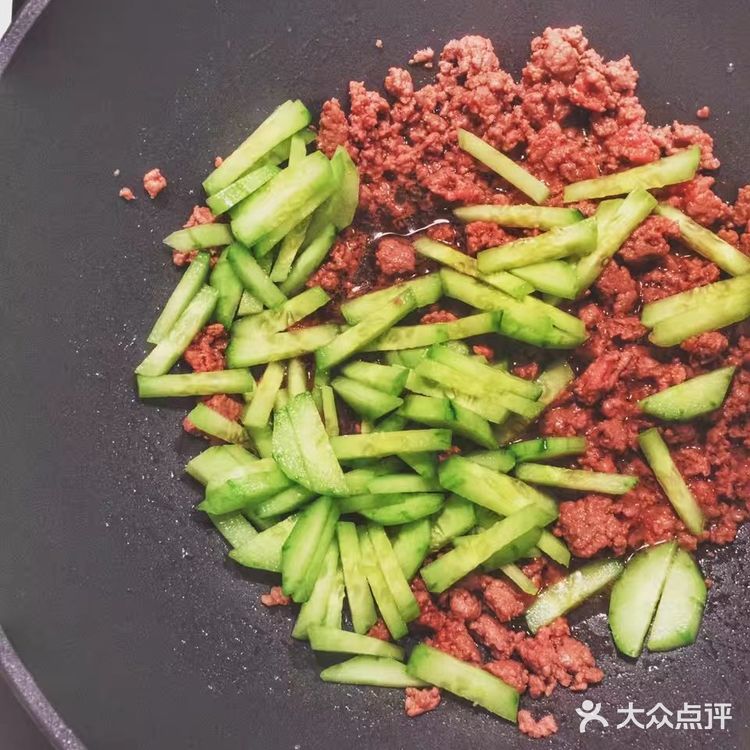 「香炒黄瓜条牛肉糜配搭烤全麦吐司」