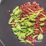 「香炒黄瓜条牛肉糜配搭烤全麦吐司」