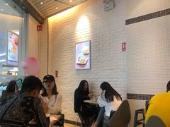 等位区-满记甜品(荟聚购物中心店)