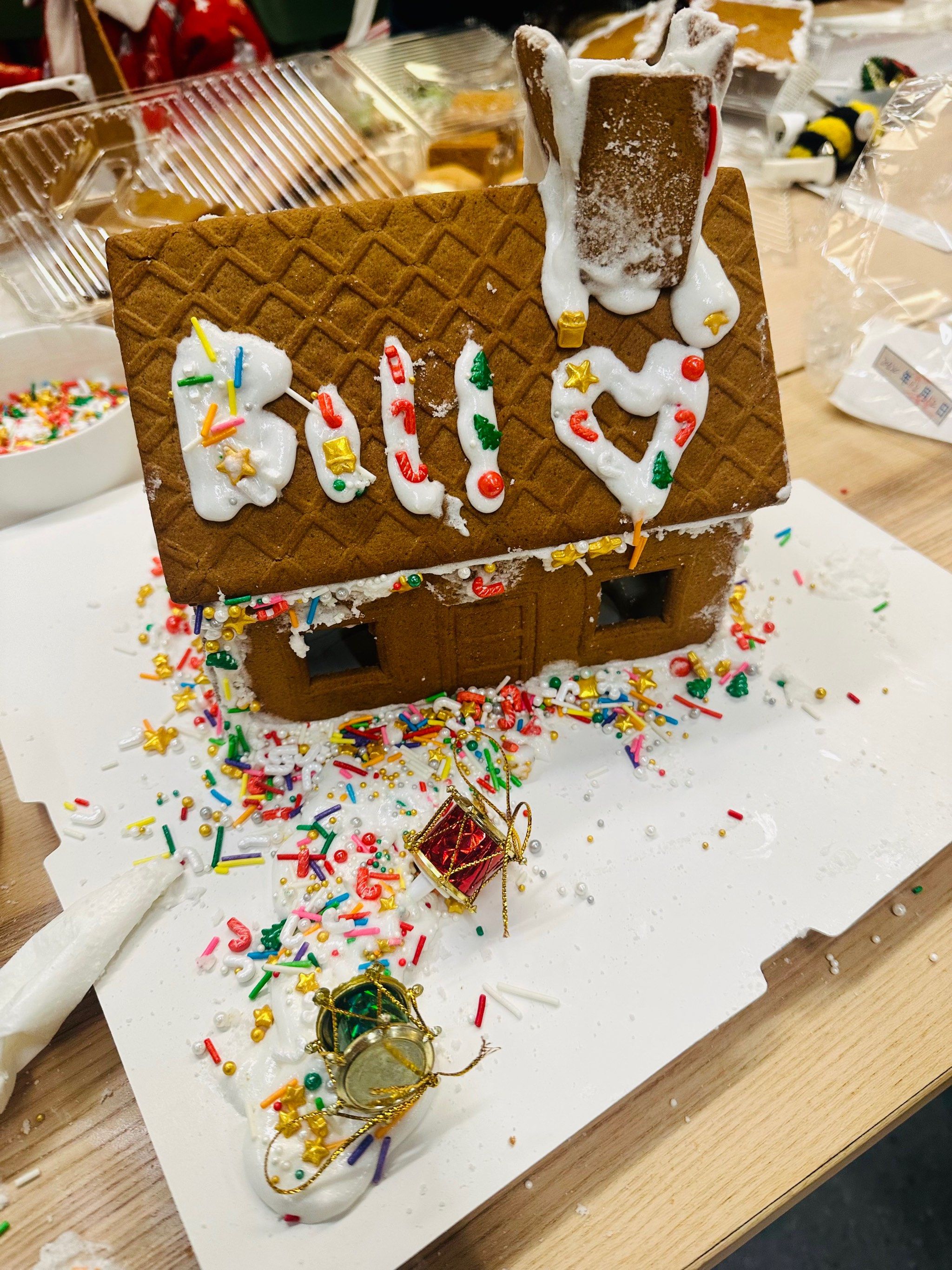 圣诞姜饼屋制作的快乐