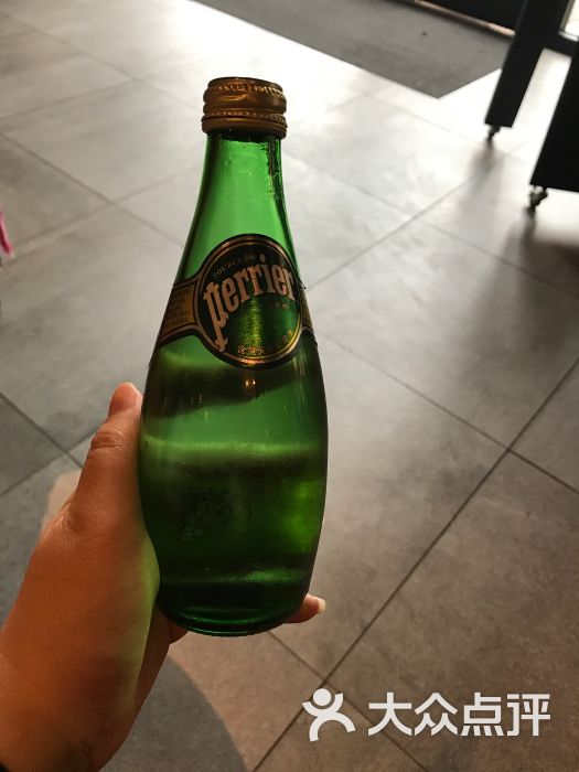 星巴克(陆家嘴世纪金融广场店)巴黎水图片 - 第3张