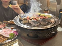 -围炉肉舍•炭烤活鳗•丹东海鲜烤肉(步行街店)