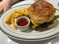 经典牛肉汉堡-ZEMOCAFE·FUSION FOOD(西交利物浦店)