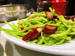 腊肉炒茼蒿-旅宁大酒店