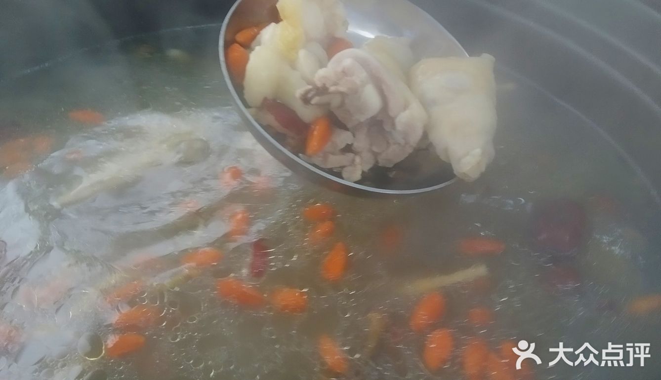 用传统的炭炉吃火锅才是贴近生活