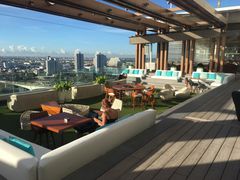 顶层无边泳池休闲区-阿瓦尼河滨曼谷酒店