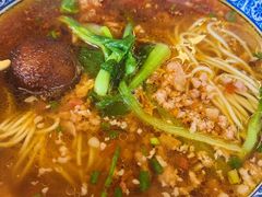 辣肉面加雪菜和毛豆-沪西老弄堂面馆(定西路店)