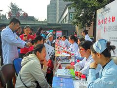 咨询看病的人各种年龄。-四川大学华西第四医院