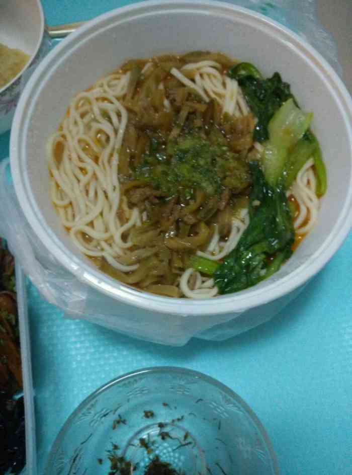 打分    /人 叫的外卖:榨菜肉丝面,老味素什锦,味道不错呢,面量很大