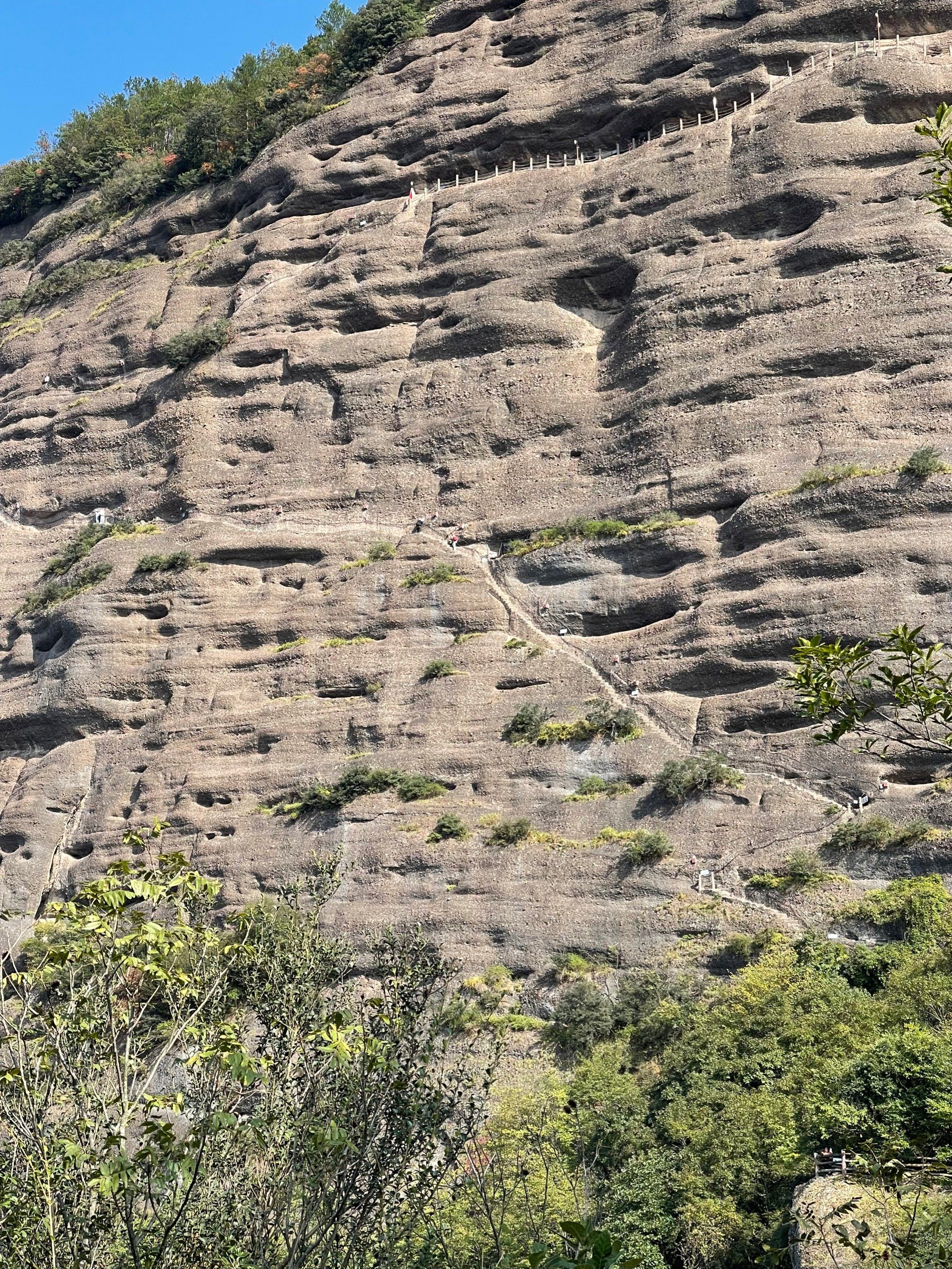 这悬崖是真的吓人