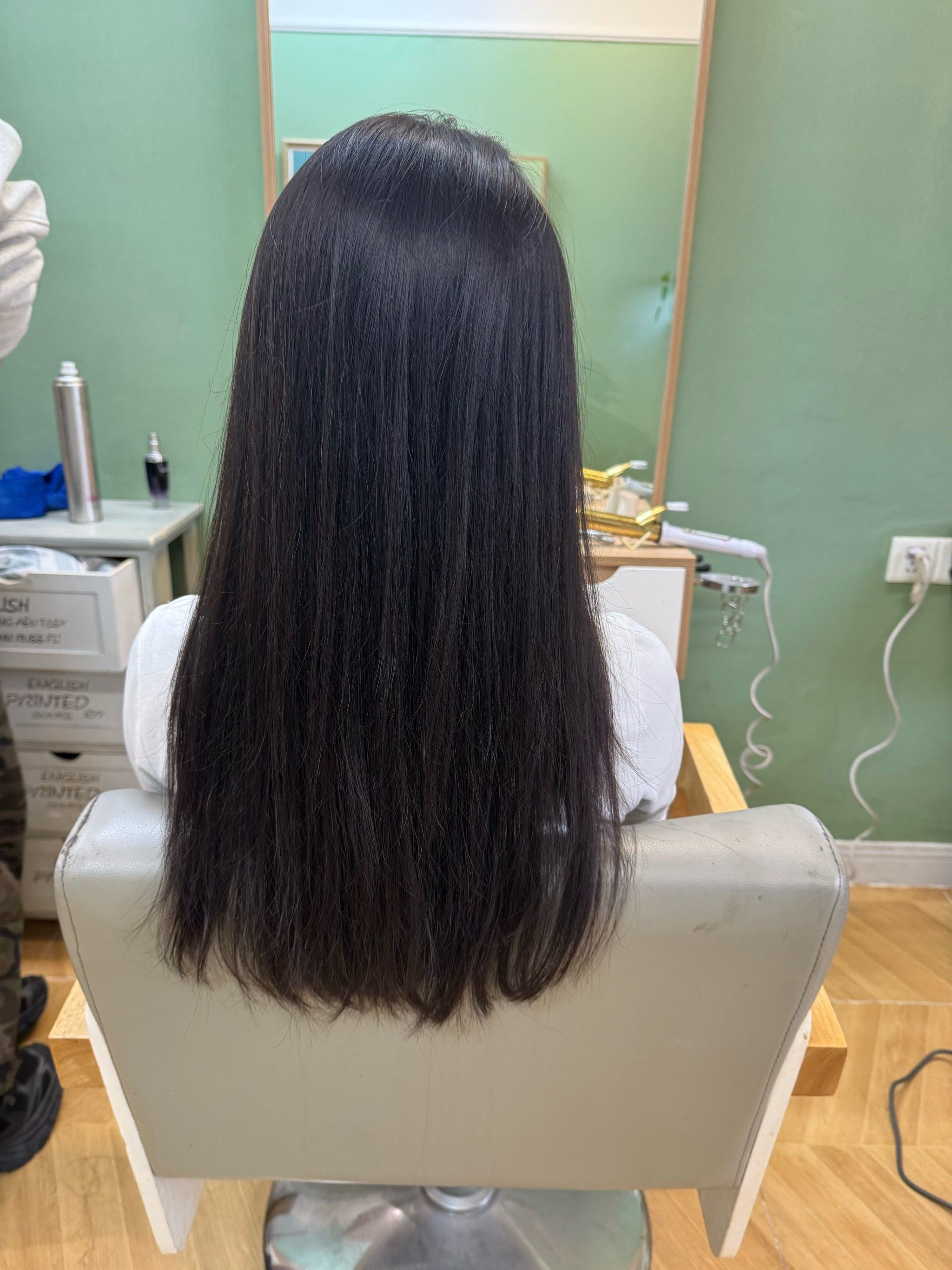 我选择了一款真人发的接发,头发长度刚好到肩,自然度满分,洗发时也不