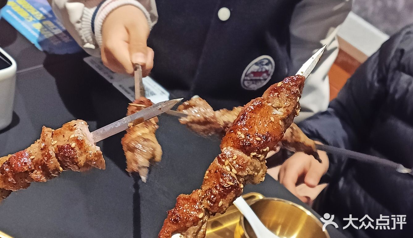 羊肉包子桌上摆!