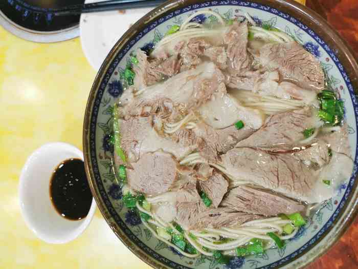 打分    /人 白切羊肉面中规中矩,口味清淡,感觉汤底不够浓郁,好在没