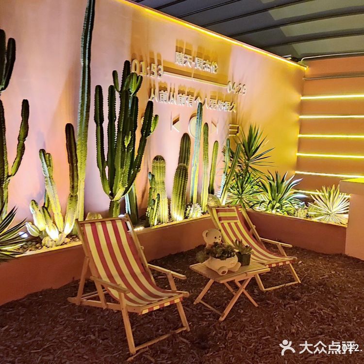 没赶上夕阳，但赶上了夜景和表演，凉爽的秋天在户外吃饭[牛排]。