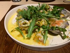 温热海鲜沙拉配牛油果-Mercato莫卡多露台餐厅与酒吧(K11店)