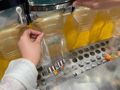-m豆巧克力世界(上海世茂广场店)