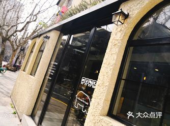 公司门口的一家店，在一个低调的小洋房里，不注意就错过了