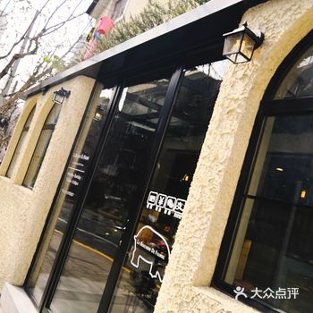 公司门口的一家店，在一个低调的小洋房里，不注意就错过了