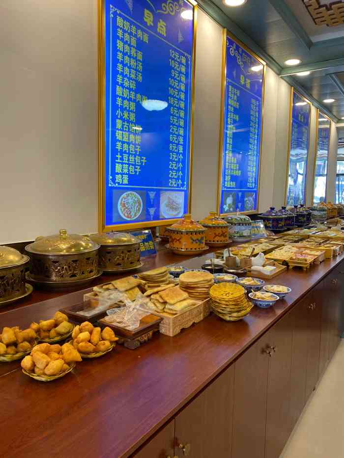 金镫蒙餐-"店面不算特别大,但是人挺多的,应该算是本.