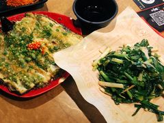 盘烤韭菜-何师烧烤·香辣蟹·川菜·30年老品牌(太古里旗舰店)