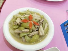 沙鱼焖酸瓜-黄记四更烤乳猪店