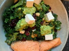 煎三文鱼牛油果色拉-Wagas沃歌斯(大学路店)