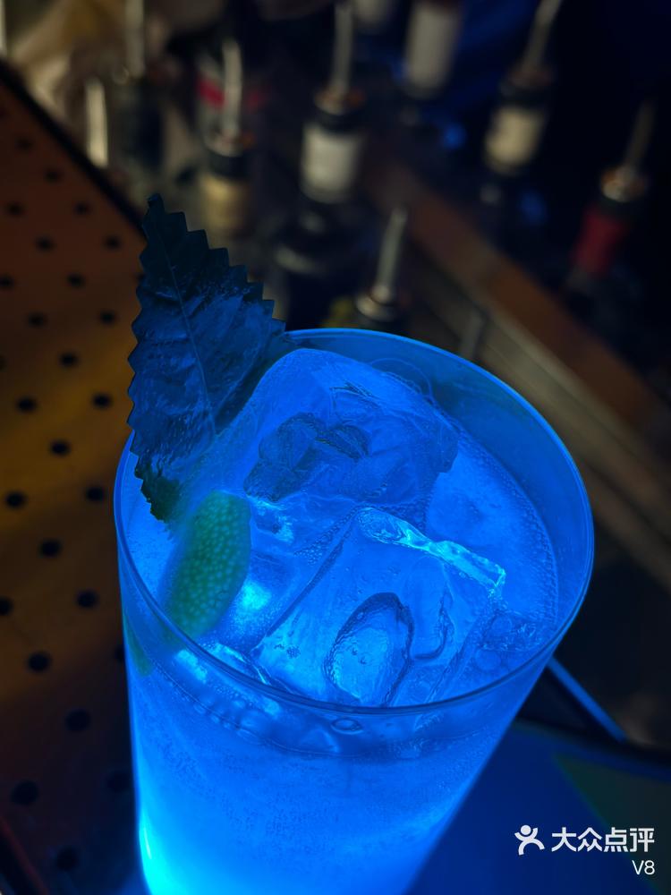 3:45 关注 一杯无法拒绝的鸡尾酒~ 哈杯bar春季上新之一:《蓝精灵》