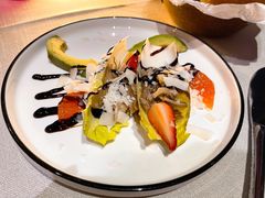 油封鸭肉配玉兰菜和牛油果色拉-YUE·6·西式融合餐厅(外滩六号店)