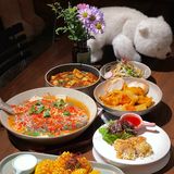 西大街新开的这家餐厅环境太好了 沿河而建