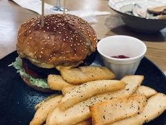 嫩煎澳洲牛肉汉堡-HELLO 27 意面·沙拉·帕尼尼