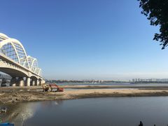 江边-人民防洪胜利纪念塔