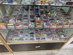 -逝水玩具折扣店