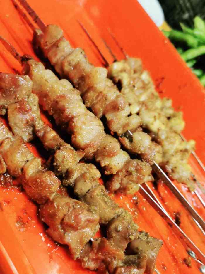 开心一百串-"朋友推荐的一家串串,周围不太好停车,夜里.