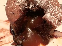 Molten Chocolate Cake-db Bistro & Oyster Bar by Daniel Boulud(滨海湾金沙店)