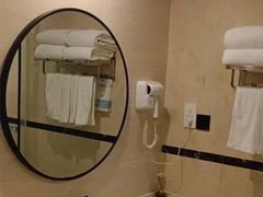 -荷逸唐电竞酒店(上海惠南地铁站店)