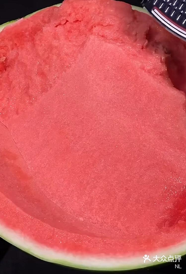 nl 5月17日 18:00 关注 这西瓜也太诱人了吧 这西瓜也太诱人了吧,什么