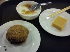 烧饼夹肉、豌豆黄、杏仁豆腐-聚德华天护国寺小吃(甜水园店)