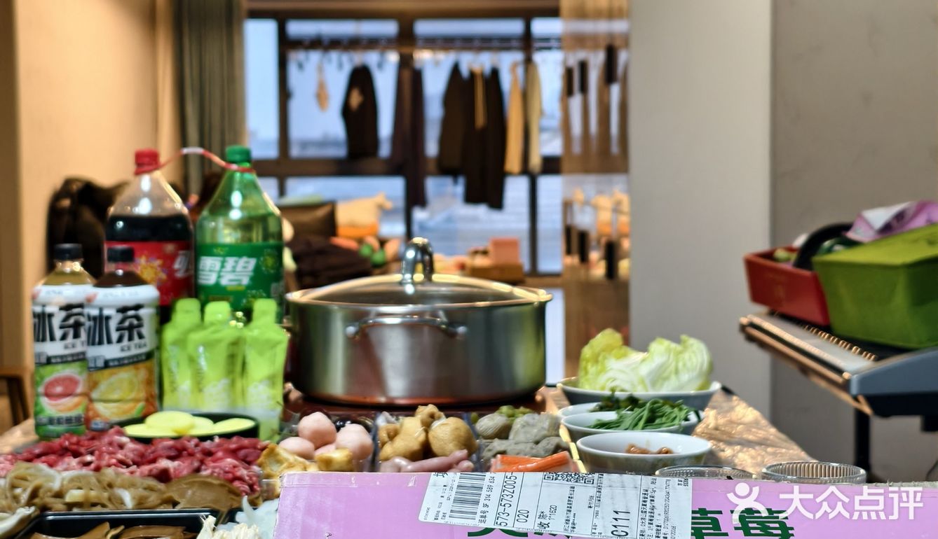 新年的氛围满桌来，幸福满满的草莓宴[惊叹]