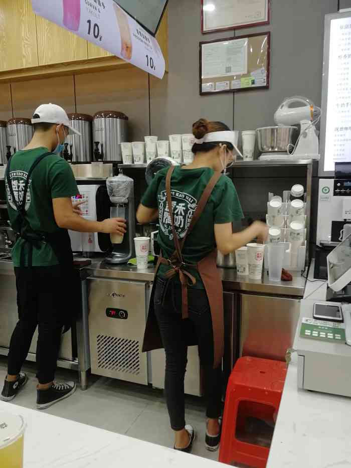 打分 在胡桃里前面几家铺,好多人排队买奶茶.