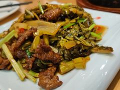 自制酸菜炒牛肉-宏记广东客家菜(丰汇店)