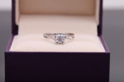 再来张放在盒子里的-威德钻石-克拉钻大本营(南京东路店)