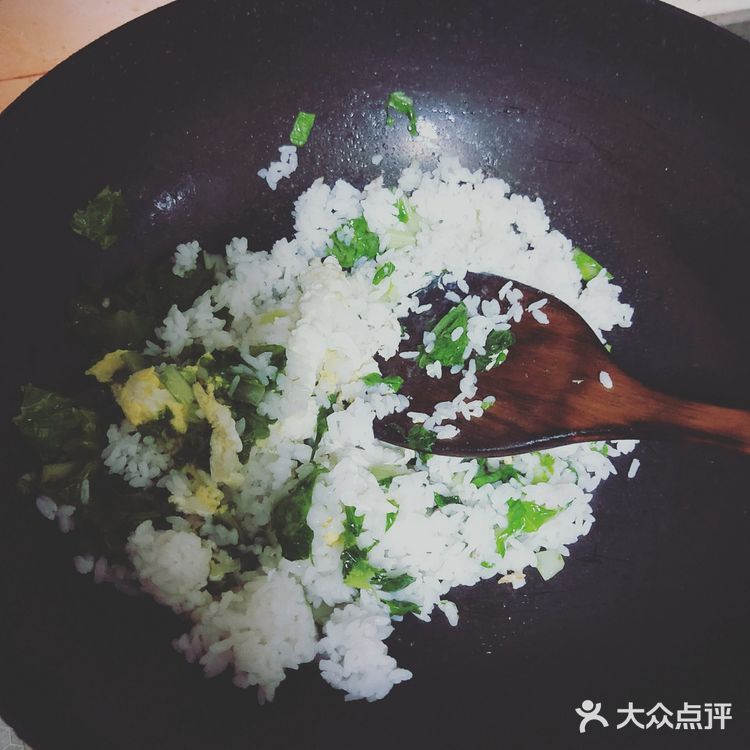 冰箱摸出小白菜几棵，鸡蛋一枚