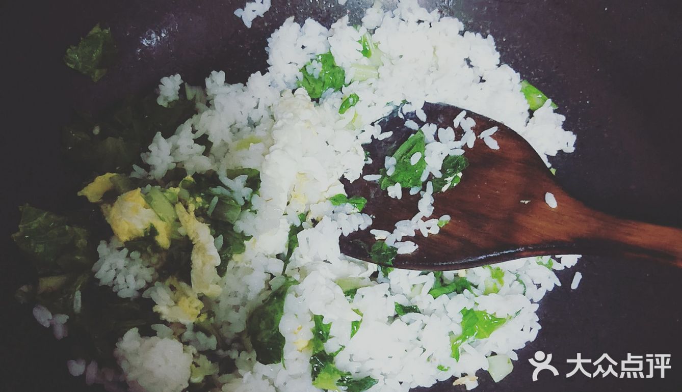冰箱摸出小白菜几棵,鸡蛋一枚